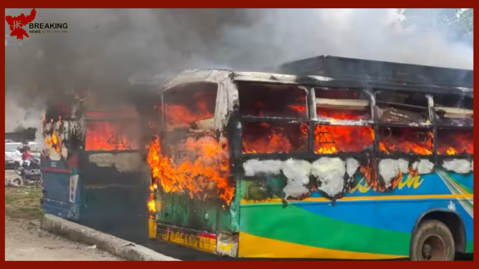 Jharkhand Big Update : झारखंड की राजधानी रांची के अंतरराज्यीय बस टर्मिनल पर 5 बसों में भीषण आग लग गई....!