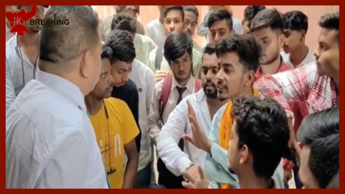 Jharkhand Latest News! स्कूल में टीचर द्वारा बच्चों के माथे से तिलक मिटाए जाने से मचा बवाल..हिंदू संगठनों ने जम कर किया विरोध