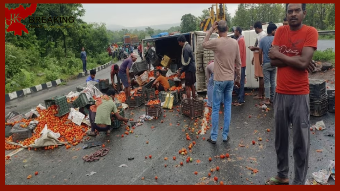 Jharkhand News! When the pick-up van laden with tomatoes overturned, there was loot on the road, the driver and the helper kept stopping