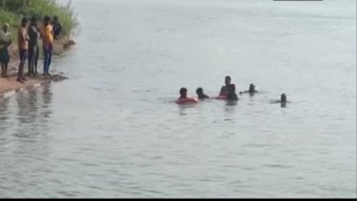 Jharkhand News: 5 children washed away in the strong current of rivers, bodies of 3 recovered, search for 2 continues