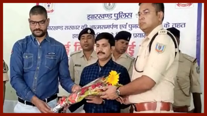 Ranchi News : Naxalite Sarvjeet, carrying a reward of Rs 15 lakh, surrendered, was the regional commander of CPI Maoist.