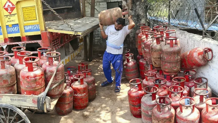 LPG Gas Cylinder : State government's big gift on New Year, these families will get gas cylinder for Rs 450