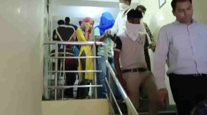 Jharkhand Breaking News! There were 5 boys with 10 girls in the rooms of OYO hotel, police arrived to raid, were shocked to see the scene,