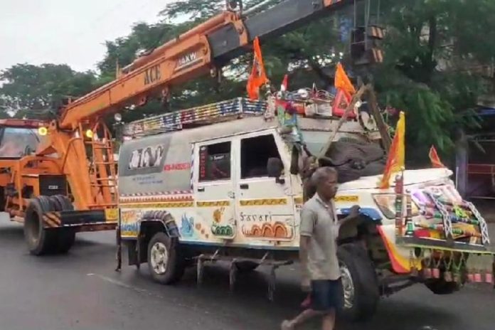 Jharkhand News! Kanwariyas' vehicle collided with an electric pole in Jharkhand, 5 died due to electric shock, many injured