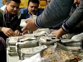 Vigilance Raid in Bihar: Stock of notes in the house of the education officer? 2 beds full of notes found in the raid... machine came to count them