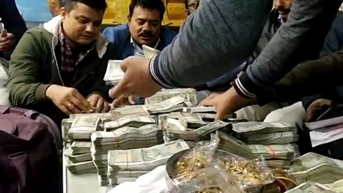 Vigilance Raid in Bihar: Stock of notes in the house of the education officer? 2 beds full of notes found in the raid... machine came to count them